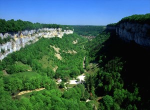 Franche-Comté : Baume les Messieurs :  cirque de Baume vu du Belvédère de "sur Roche"