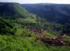 Franche-Comté : Baume les Messieurs : Vue de l'antenne EDF, au Chênois