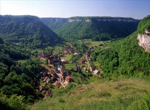 Franche-Comté : Baume les Messieurs : vue du Belvédère de Granges/Baume, en diirection de Baume