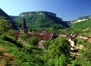 Franche-Comté : Baume les Messieurs : Vue de la D70 en direction de l'abbaye, du vallon Aldegrin et du cirque de Baume