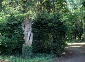 Lorraine : le parc du château de Gerbéviller et ses perspectives sur la vallée de la Mortagne : statue de Flore