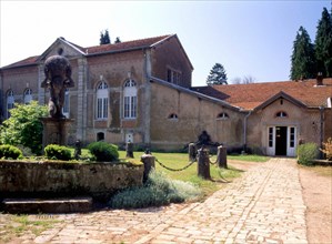 Lorraine : le parc du château de Gerbéviller et ses perspectives sur la vallée de la Mortagne : la cour des communs