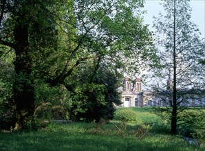 Lorraine : le parc du château de Gerbéviller et ses perspectives sur la vallée de la Mortagne : vue face au Nymphée, de l'autre côté de la Mortagne