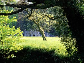 Lorraine : le parc du château de Gerbéviller et ses perspectives sur la vallée de la Mortagne : le nymphée vu de l'autre côté de la Mortagne