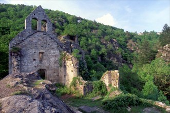 Limousin : les cascades de Gimel, ruines de la chapelle de saint-Etienne de Braguse en direction du bourg de Gimel