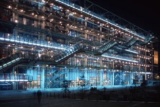 Centre Georges Pompidou, de nuit / Architectes Piano et Rogers / 75 Paris /  Région Ile-de-France /
