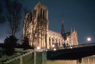 Eglise Notre-Dame, de nuit, vue du Port de l'Hôtel de Ville / 75 Paris / Région Ile-de-France /