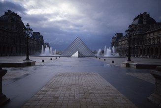 Pyramide du Louvre et Cour Napoléon / Musée du Louvre / 75 Paris /  Région Ile-de-France / France
