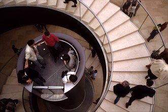 Escalier et ascenseur d'accès au Hall Napoléon, Pyramide du Louvre / Musée du Louvre / 75 Paris /
