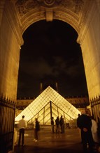 Pyramide du Louvre vue du passage Richelieu, de nuit / Musée du Louvre / 75 Paris /  Région