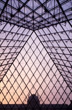 Intérieur de la Pyramide du Louvre au crépuscule / Musée du Louvre / 75 Paris /  Région