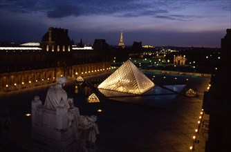 Vue des toits du Louvre de nuit, sur la Cour Napoléon et la Pyramide du Louvre / Musée du Louvre /