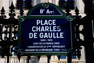 Signalisation de la place Charles de Gaulle à Paris