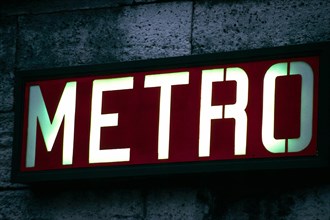 Lighted sign in the metro, Paris