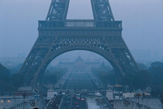 Champ de Mars et la Tour Eiffel dans la pénombre