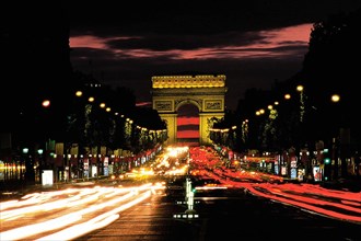 Paris, l'avenue des Champs-Elysées et l'arc de triomphe la nuit