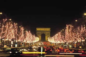 Paris, l'avenue des Champs-Elysées de nuit
