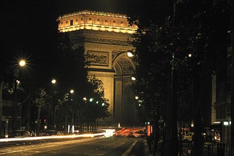 Paris, l'arc de triomphe de l'Etoile de nuit