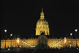 Invalides illuminated