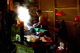 Village de Ruian en Chine. Cuisinier préparant un repas de fête