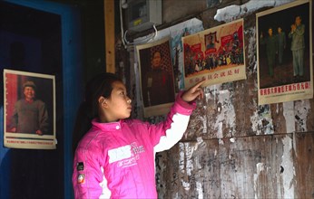 Village de Ruian en Chine. Sur les murs de chez cette petite fille, on voit encore des affichages de la  révolution culturelle