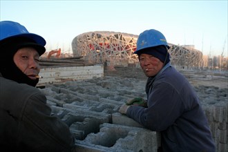 Ouvriers sur le chantier du stade "Nid d'oiseau" à Pékin