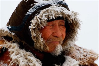 Chef de la tribu des bergers mongols au bord du lac Kanas (Chine)