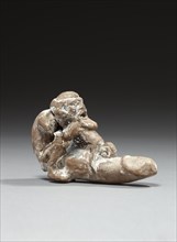 Figurine représentant un homme âgé, nu, barbu, au sexe démesuré sur lequel il renverse une femme