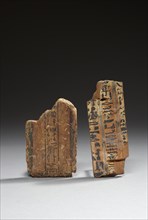 Fragments de plaquettes peints de colonnes hiéroglyphiques