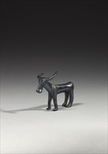 Cananean statuette figuring a stylized bull