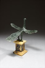 Statuette représentant un oiseau dressé (vue arrière)