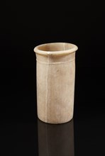 Vase cylindrique orné au sommet, en léger relief, d'une cordelette