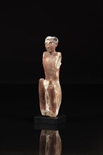 Egyptian statuette figuring a seated man