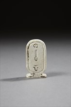 Amulette biface en forme de cartouche au nom de Psammétique II