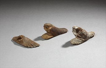 Cachet en forme de pied  et deux faucons akhem