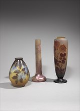 On the left : Piriform vase
On the middle : High-neck single-flower vase on a bulbous base
On the right : Baluster vase with flared neck and stems