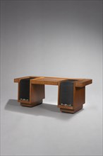 Atelier français, vers 1940
Bureau, le sous-main est encadré par deux rideaux coulissants, formant
