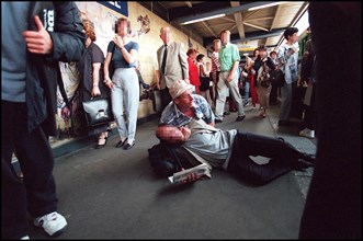 06/00/1998. S.P.S.M. Anti-Pickpocket squad in the metro.