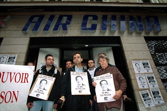 25/10/1999. PARIS: MANIF. "REPORTER SANS FRONTIERES" DEVANT AIR CHINA