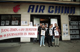 25/10/1999. PARIS: MANIF. "REPORTER SANS FRONTIERES" DEVANT AIR CHINA