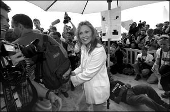 05/17/2001. 54th. Cannes Film Festival: Faye Dunaway - Backstage