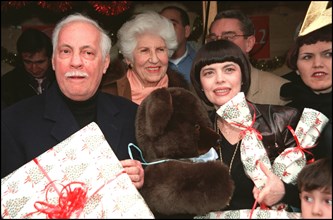 12/02/2001. Stars galore at the 'Nouvelle etoile' association fundraiser in the Madeleine neighborhood, Paris