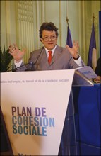 30/06/2004. Conference de presse de Jean-Louis Borloo, Ministre de l'Emploi, du Travail et de la Cohesion sociale, presentant le plan de cohesion sociale.