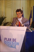 30/06/2004. Conference de presse de Jean-Louis Borloo, Ministre de l'Emploi, du Travail et de la Cohesion sociale, presentant le plan de cohesion sociale.