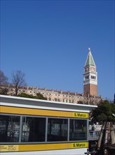 Arrêt du vaporetto San Marco à Venise avec vue sur le campanile Saint-Marc