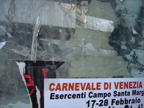 Gros-plan sur un panneau annonçant le carnaval de Venise