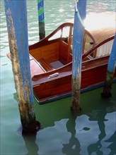 Taxi à quai sur le Grand Canal de Venise