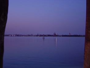 La lagune de Venise au couchant avec l'île de la Giudecca