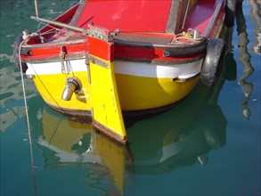 Barque jaune et rouge à Venise
