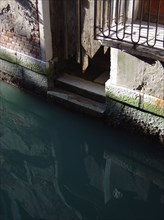 Reflet d'une porte dans un canal à Venise